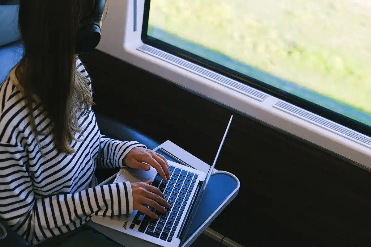 Person am Laptop mit Reisebuchung und Stornobedingungen auf dem Bildschirm