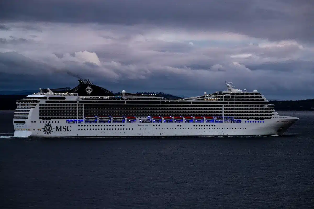Modernes Kreuzfahrtschiff einer Luxusreederei auf dem Meer