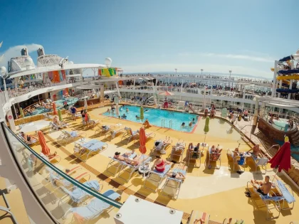 Kreuzfahrtschiff mit Passagieren an der Reling, Blick auf das offene Meer