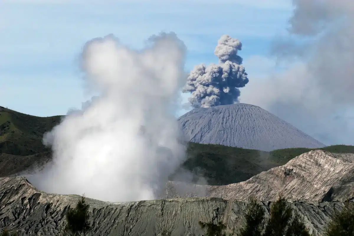 Vulkanausbruch mit Aschewolke am Ätna auf Sizilien
