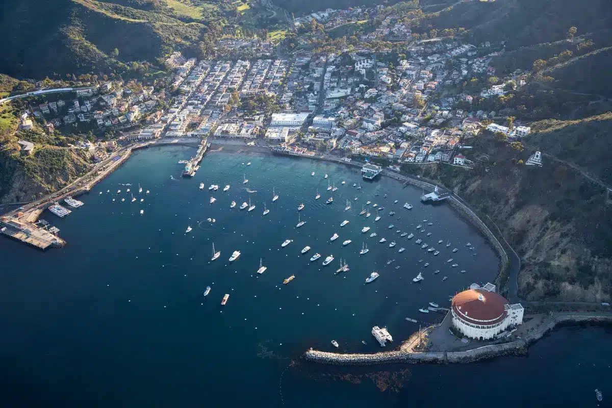 Blick auf die K&uuml;ste und den Hafen von Catalina Island mit Klippen und Meer