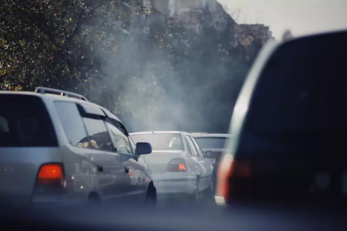Verkehrsstau w&auml;hrend der Sto&szlig;zeit mit vielen Fahrzeugen auf der Autobahn