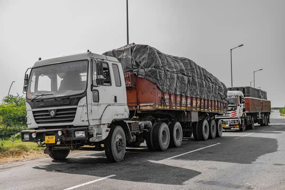 Lastkraftwagen und Pkw fahren dicht beieinander auf einer deutschen Autobahn