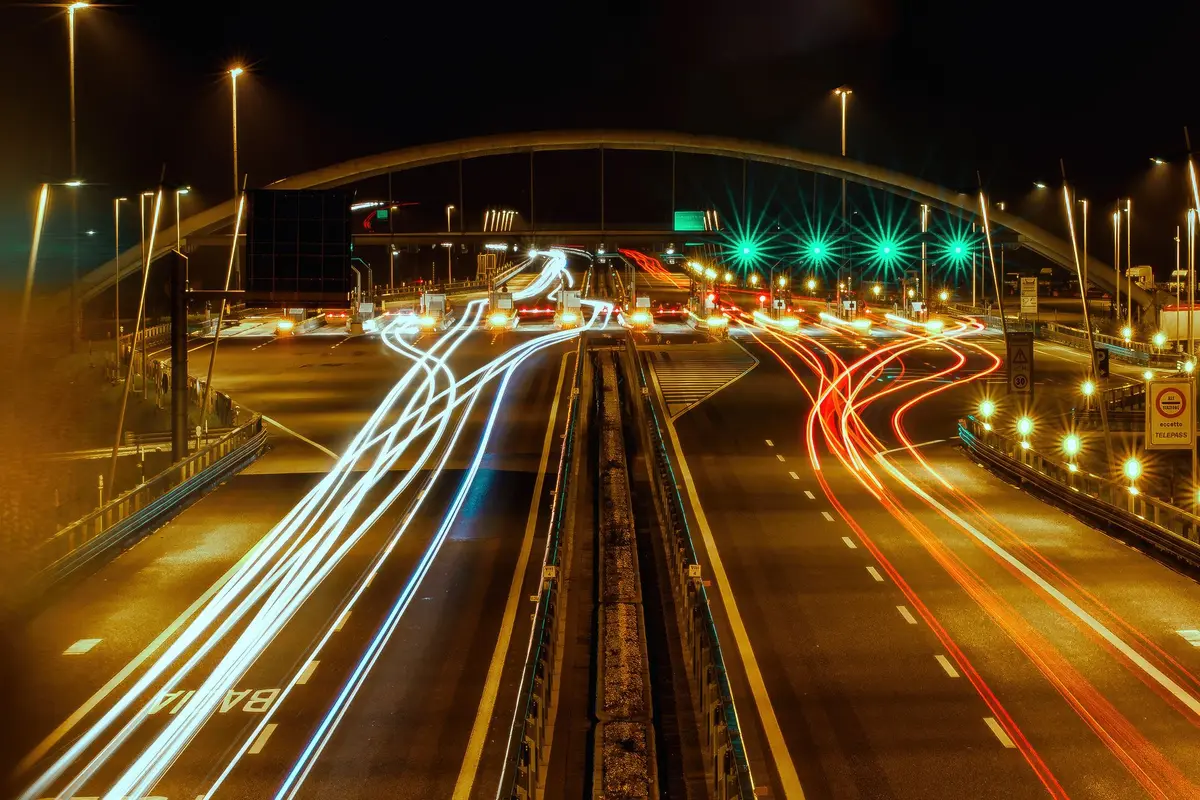 Stau auf mehrspuriger Autobahn mit roten Bremslichtern und langsam fahrenden Fahrzeugen