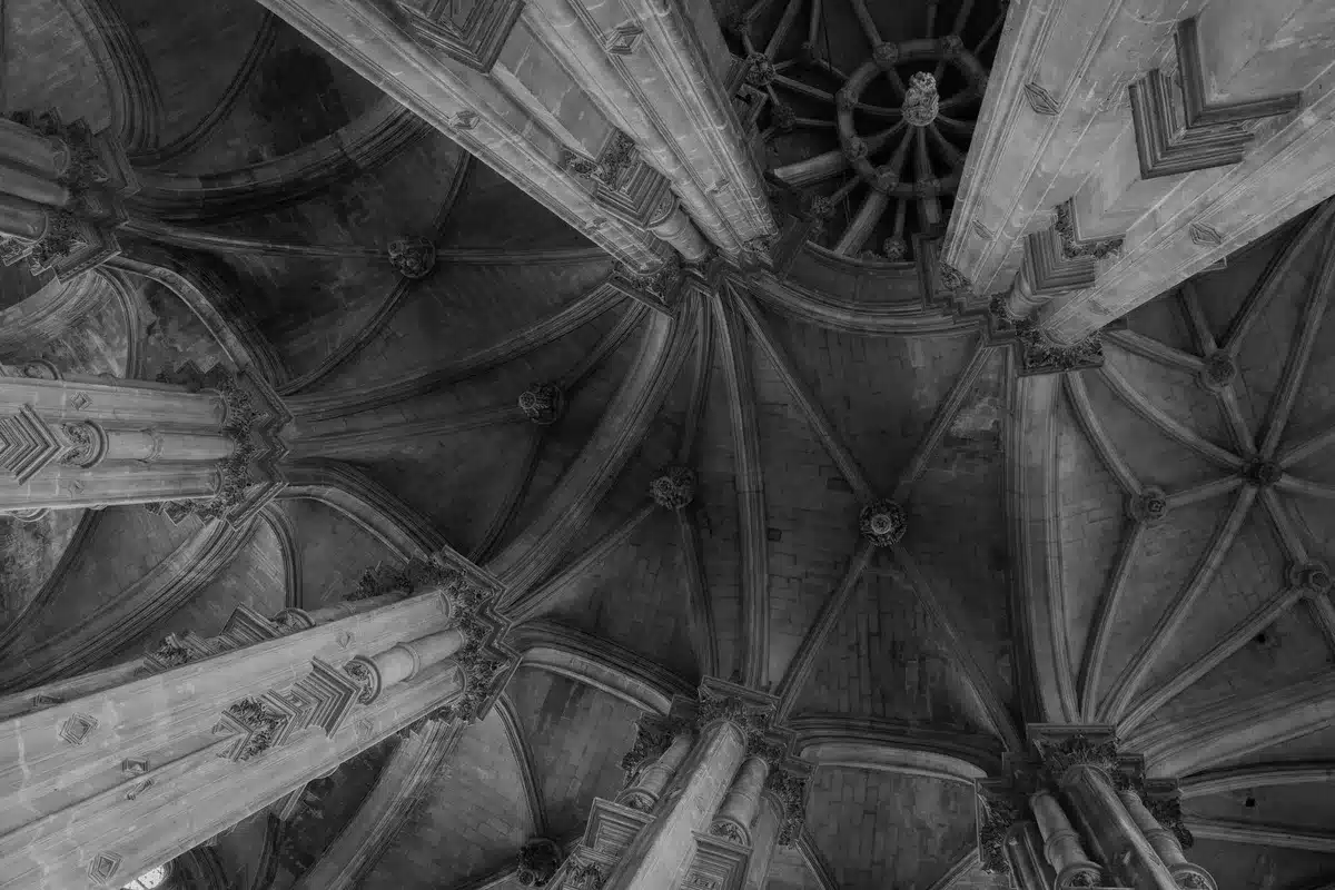 Imposante Kathedrale mit hohem Kirchenschiff und gotischen Gewölben