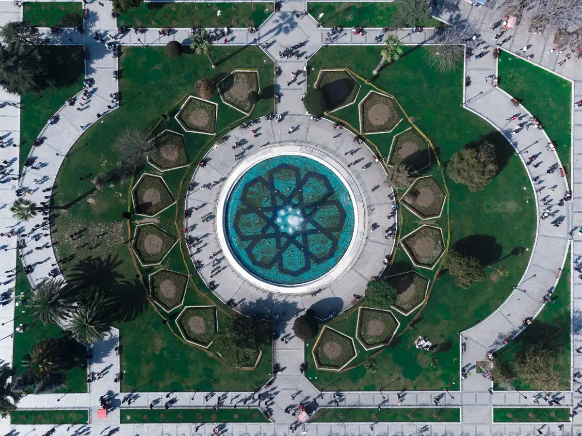 Historischer Park mit Brunnen, Bäumen und Parkbesuchern in Savannah