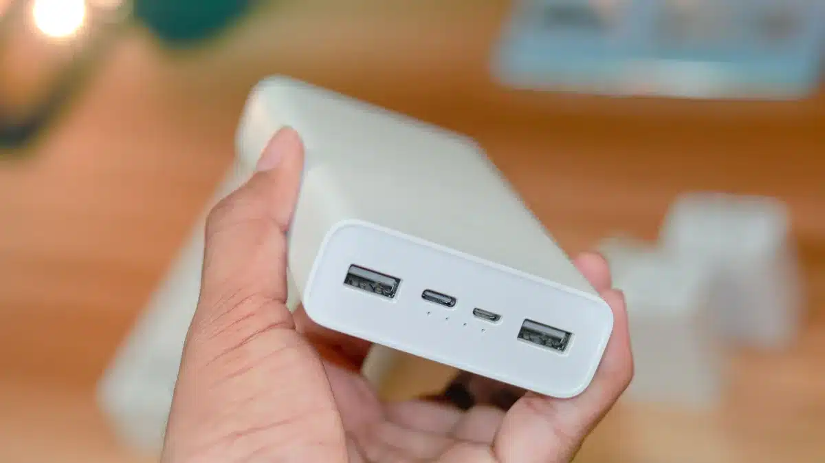 Beschädigte Powerbank mit sichtbaren Rissen und Verformungen wird überprüft