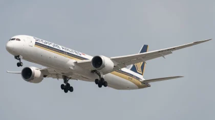 Boeing 787-Flugzeug rollt über das Startbahnende auf Gras