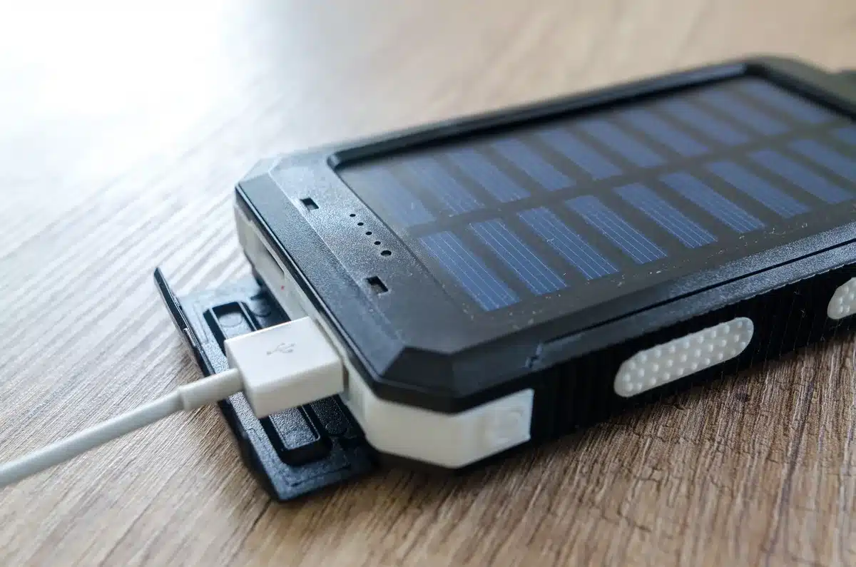 Verschiedene Lademöglichkeiten: USB-Kabel, Handkurbel und Solarpanel für das Kurbelradio