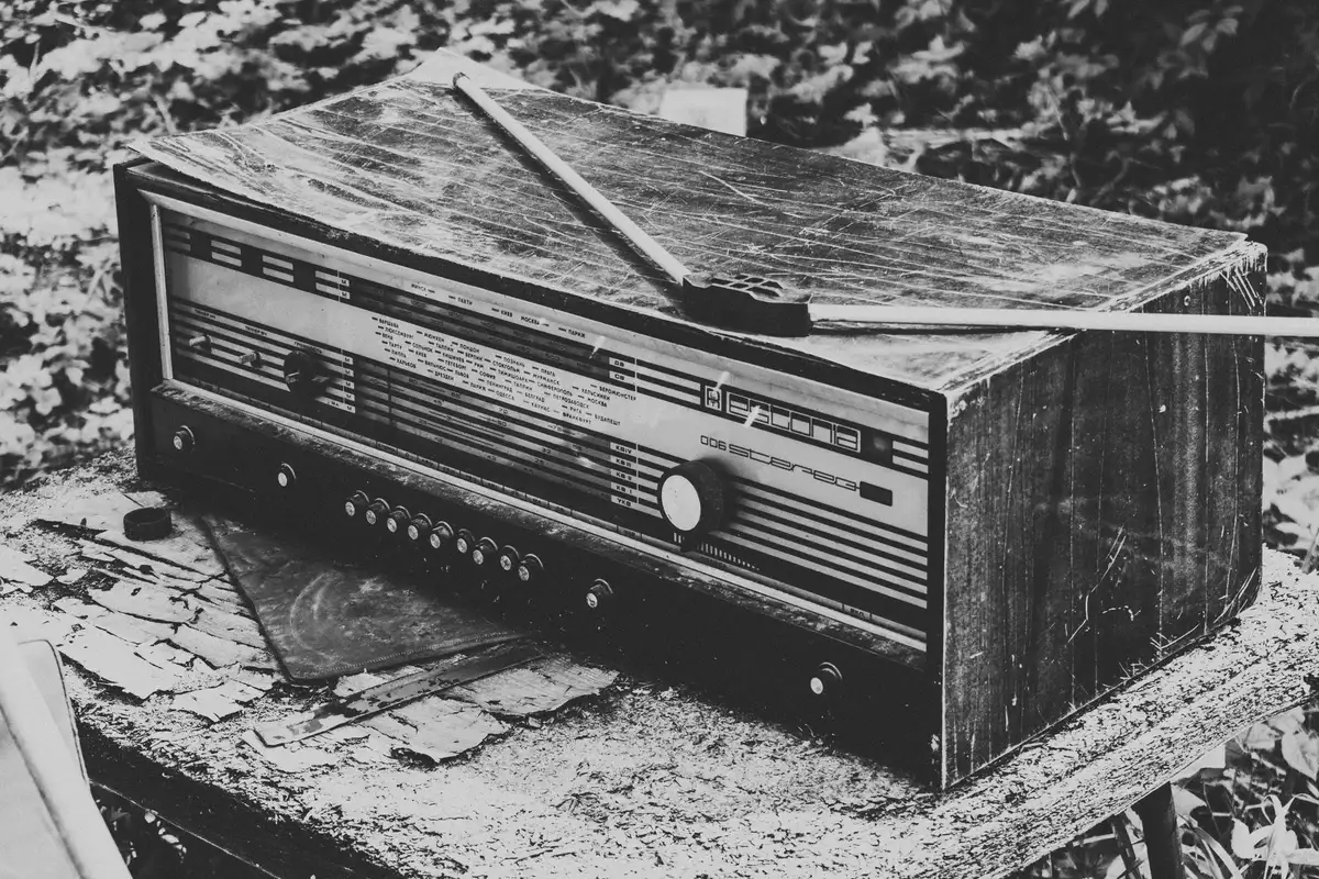 Tragbares Kurbelradio mit Solarpanel und Notfallausrüstung im Freien