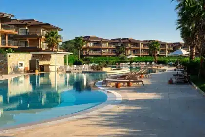 Leere Liegestühle am Hotelpool während der Sommersaison auf einer spanischen Insel