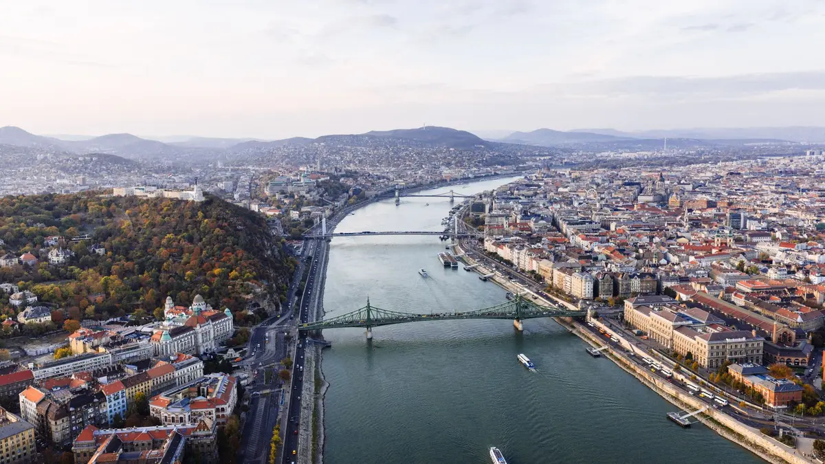 Die Donau mit historischen Brücken und Thermalbädern in Budapest