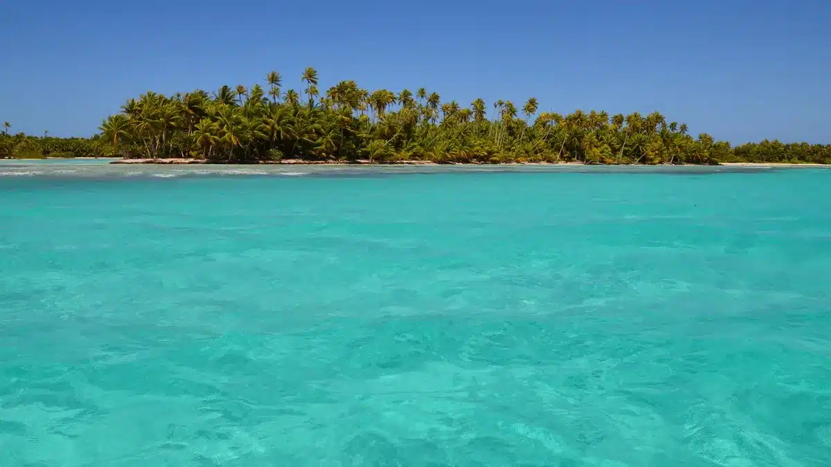 Kristallklares t&uuml;rkisblaues Wasser einer mediterranen Bucht mit Badeg&auml;sten