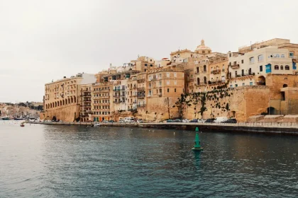 Bucht mit historischen Gebäuden und türkisblauem Wasser in einer mediterranen Kleinstadt