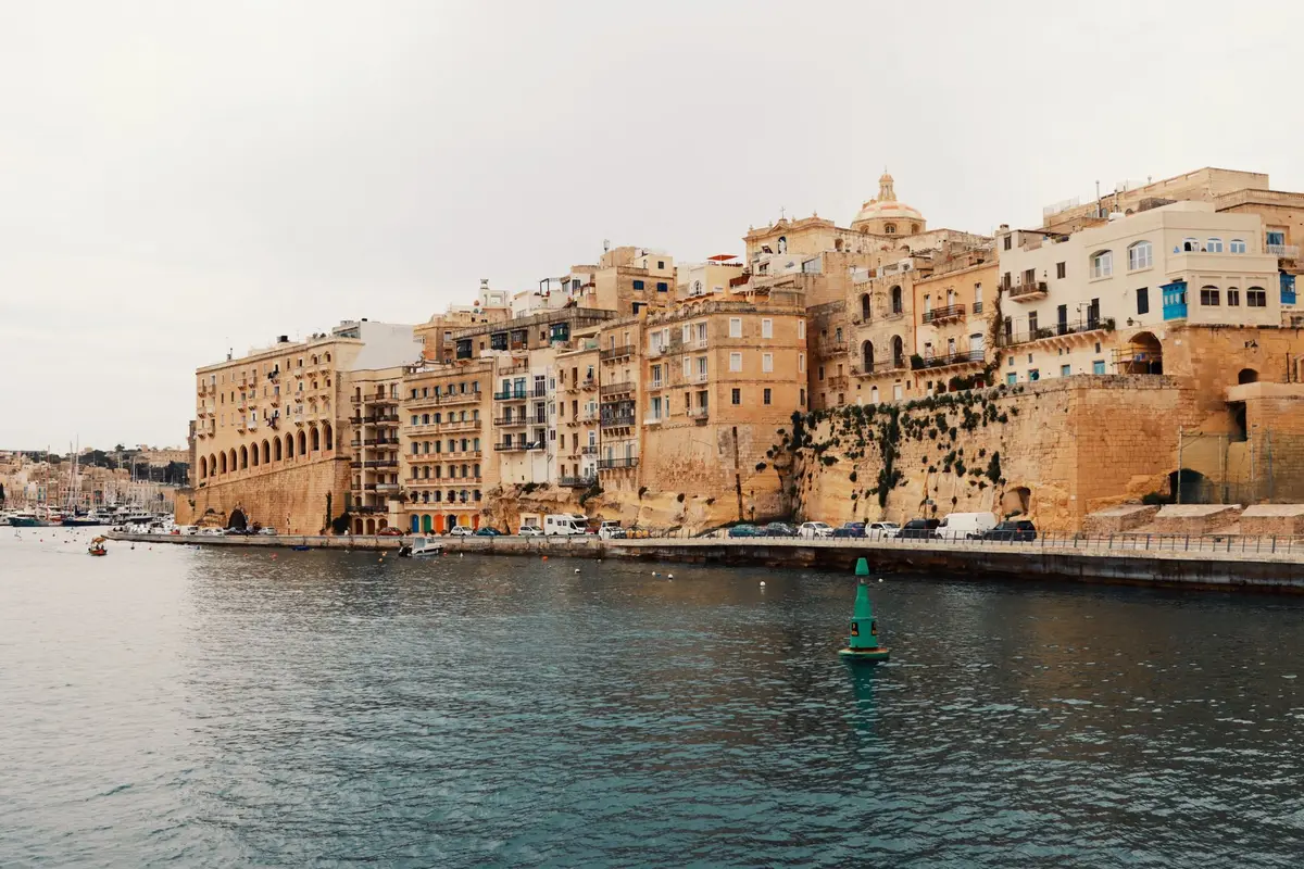 Bucht mit historischen Gebäuden und türkisblauem Wasser in einer mediterranen Kleinstadt