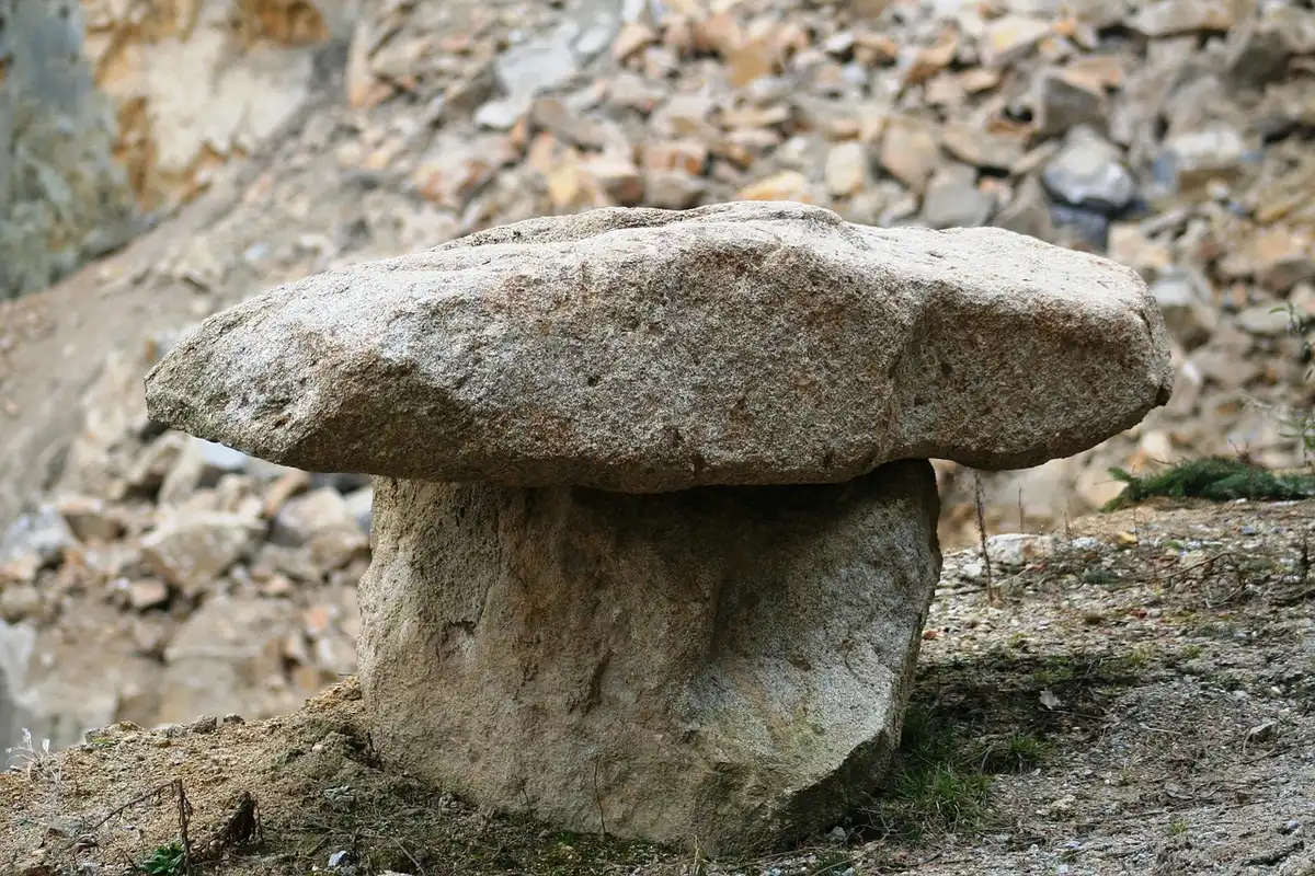 Felsformationen von Vedauwoo mit Wanderweg und Kiefern