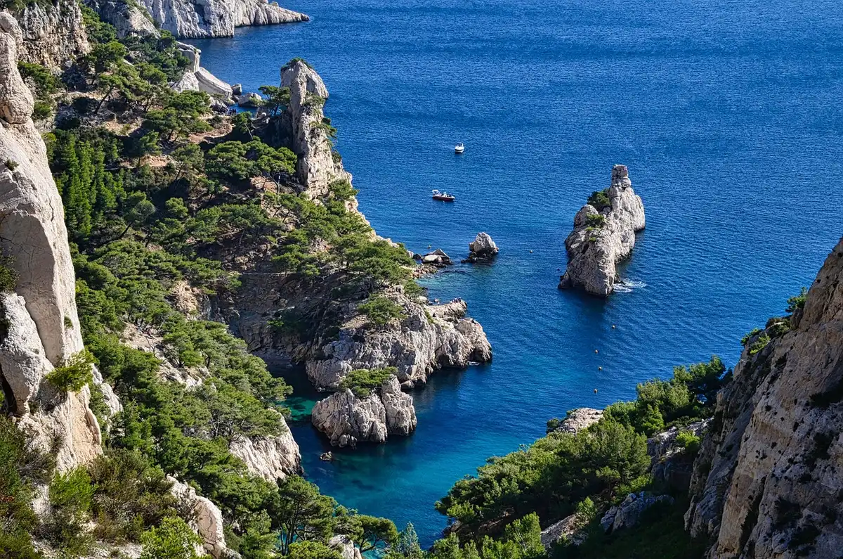 Rote Felsklippen und türkisfarbenes Wasser der Calanques