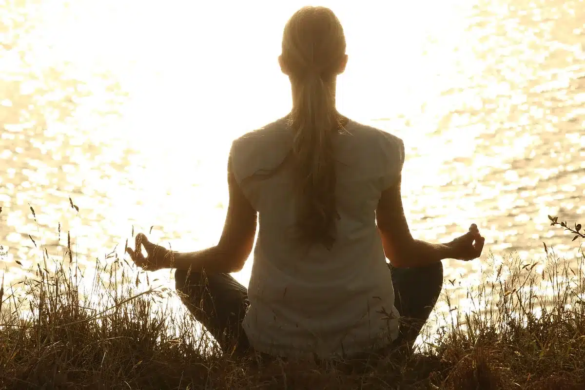 Teilnehmende bei einem Wellness-Workshop an Bord mit Yoga- und Pilates-&Uuml;bungen