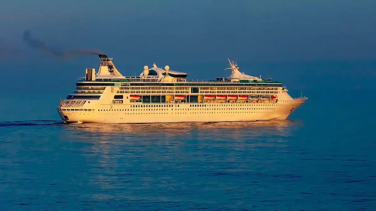 Gruppe von Menschen bei einer Yoga-Klasse auf dem Deck eines Kreuzfahrtschiffes mit Meerblick