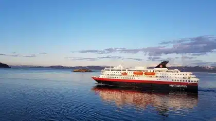 Familienpoolbereich mit Karussell und Flamingo‑Skulptur auf einem Kreuzfahrtschiff
