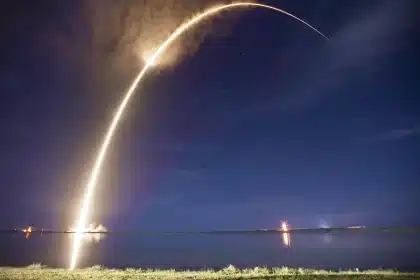 Raketenstarttisch an einer Küstenanlage mit Infrastruktur und Beobachtungsbarrieren