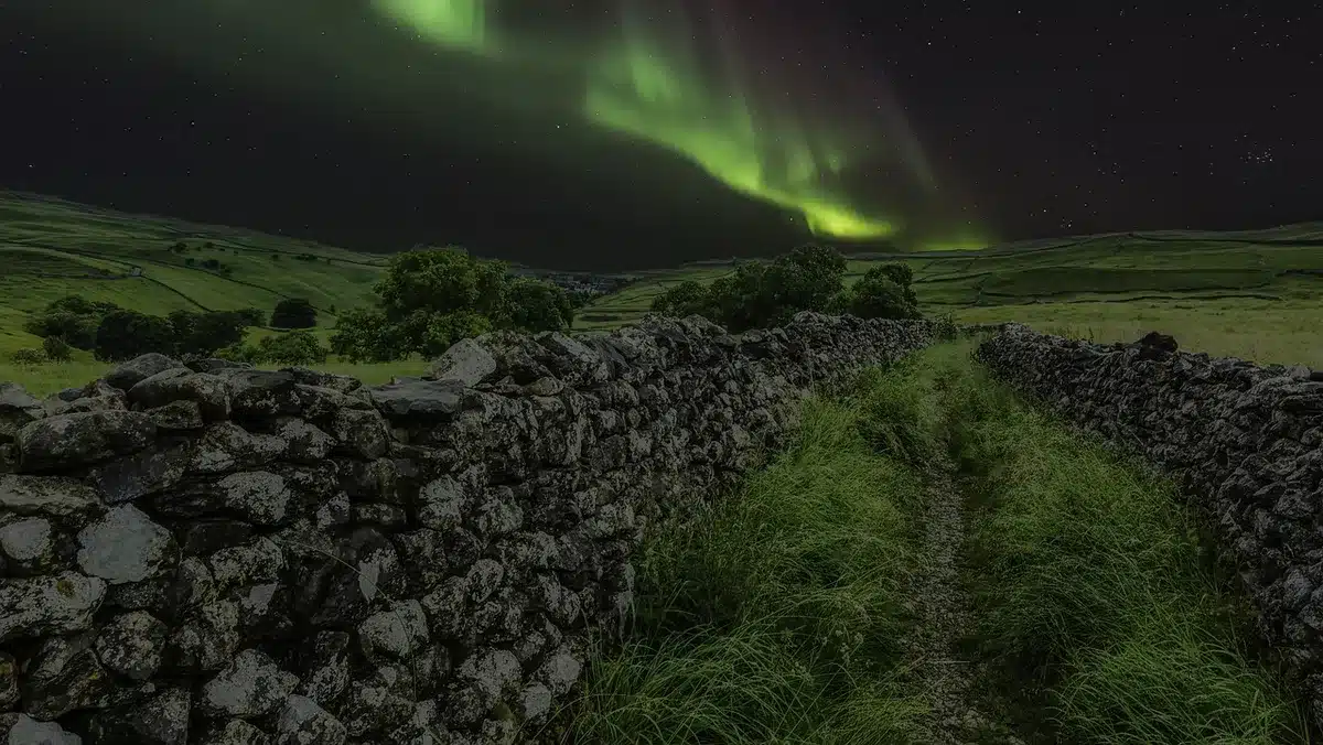 Gläserner Dome mit freiem Blick auf den Nachthimmel und Nordlichter