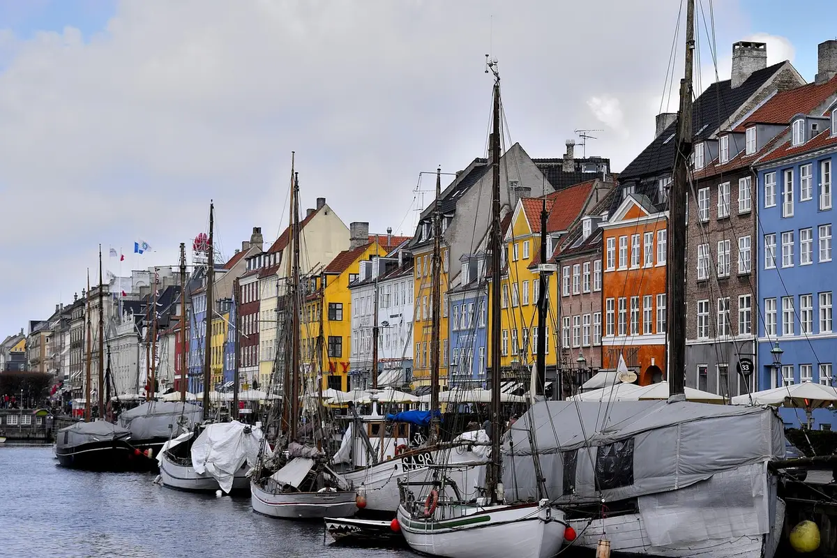 Bunter Hafen von Nyhavn mit Booten und Cafés in Kopenhagen