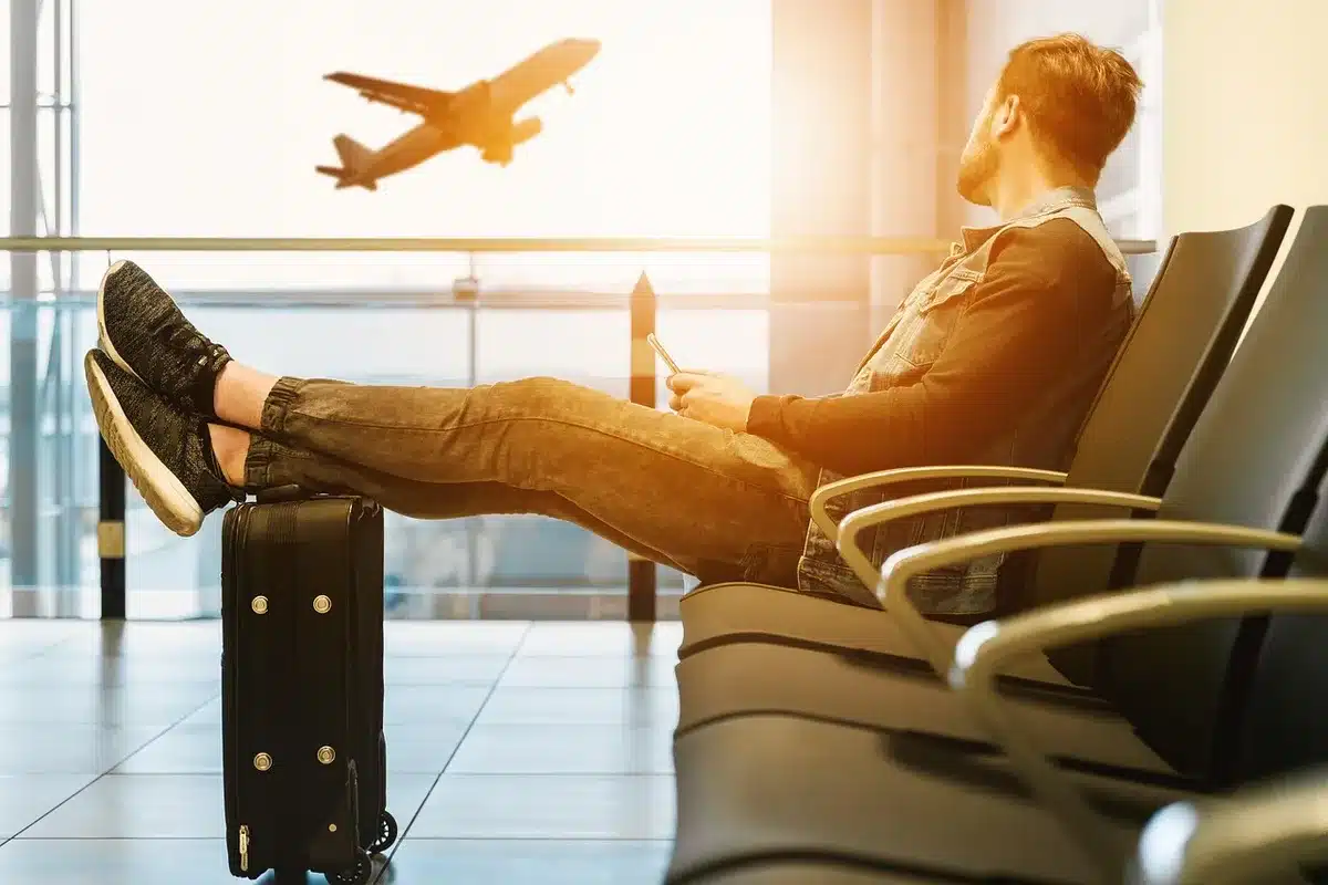 Menschen warten in einem Flughafen-Terminal, Check-in-Bereiche voller Passagiere