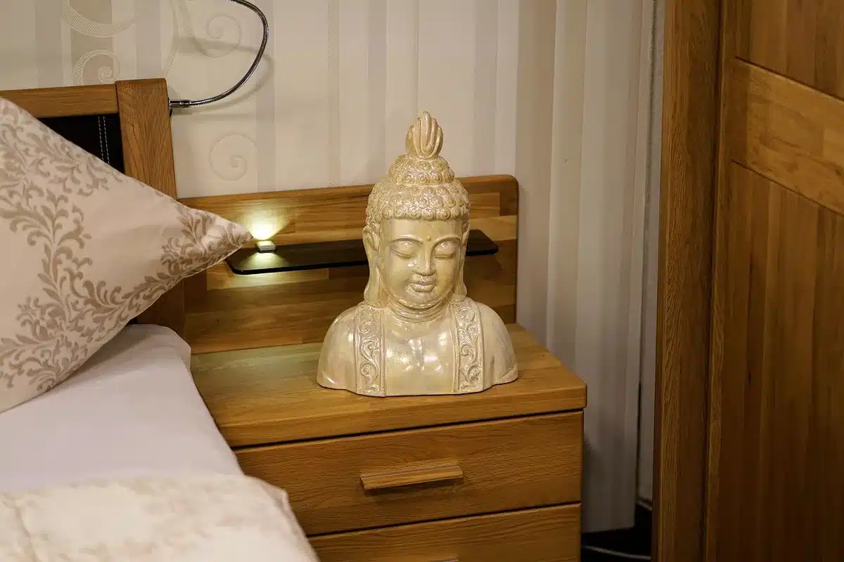Hotelzimmer mit Bett f&uuml;r &Uuml;bernachtung bei Zugausfall