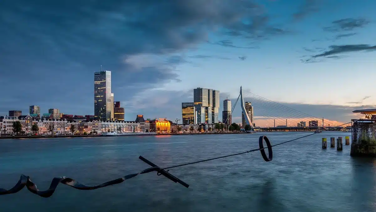 Kula Beograd und Belgrade Waterfront bei Tageslicht