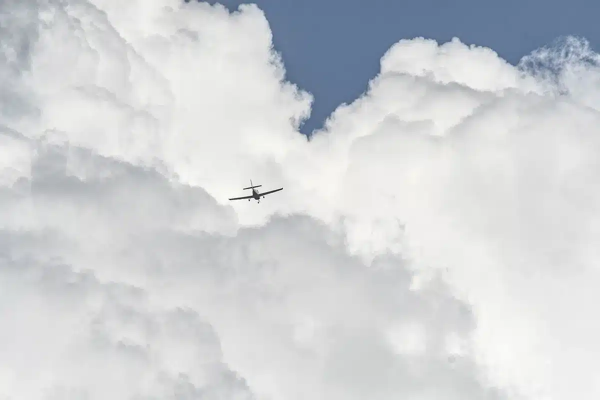 Voll ausgelastete Passagiermaschine im Flugzeuginnenraum