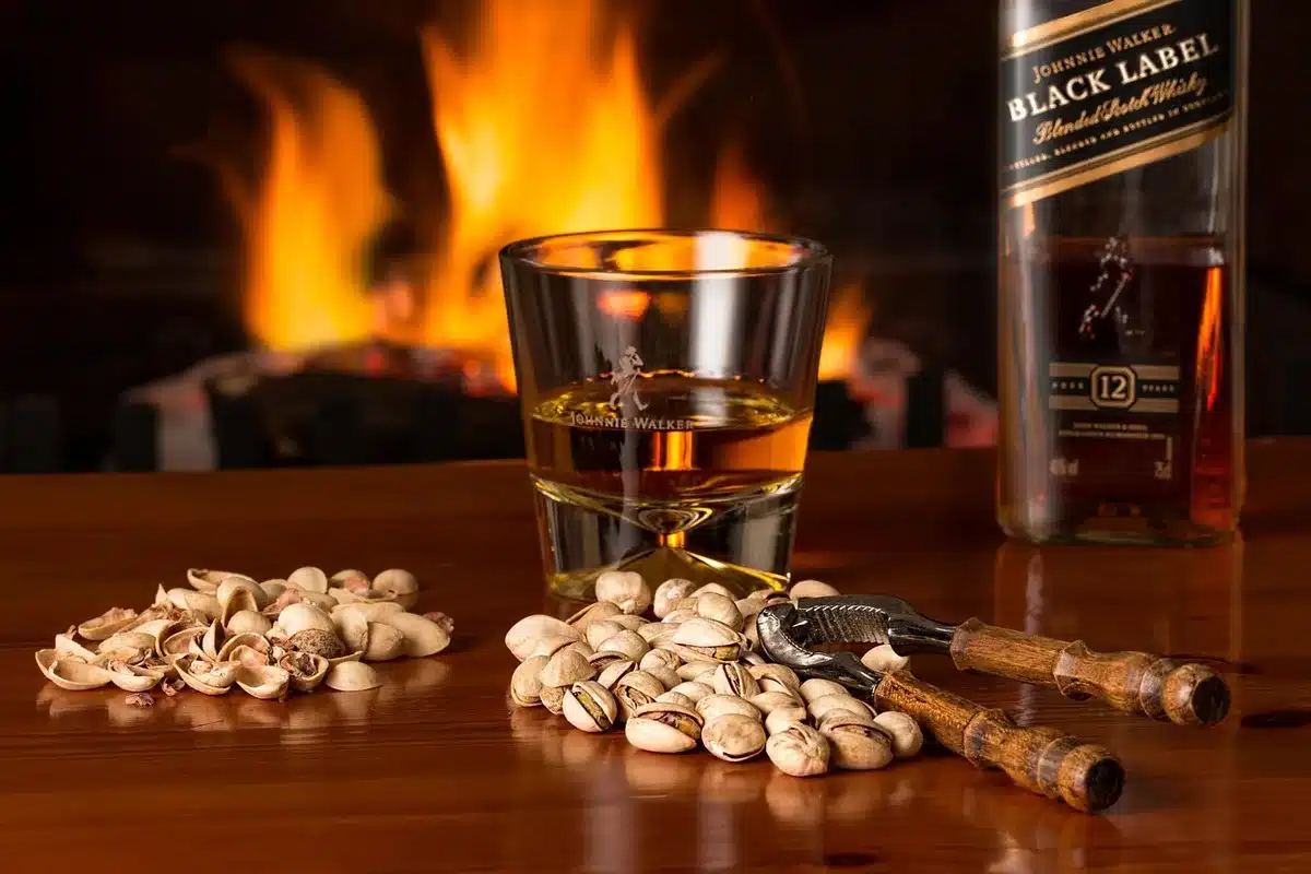 Reihen von Whisky-Fässern in einem Lagerhaus, verschiedene Fassarten sichtbar