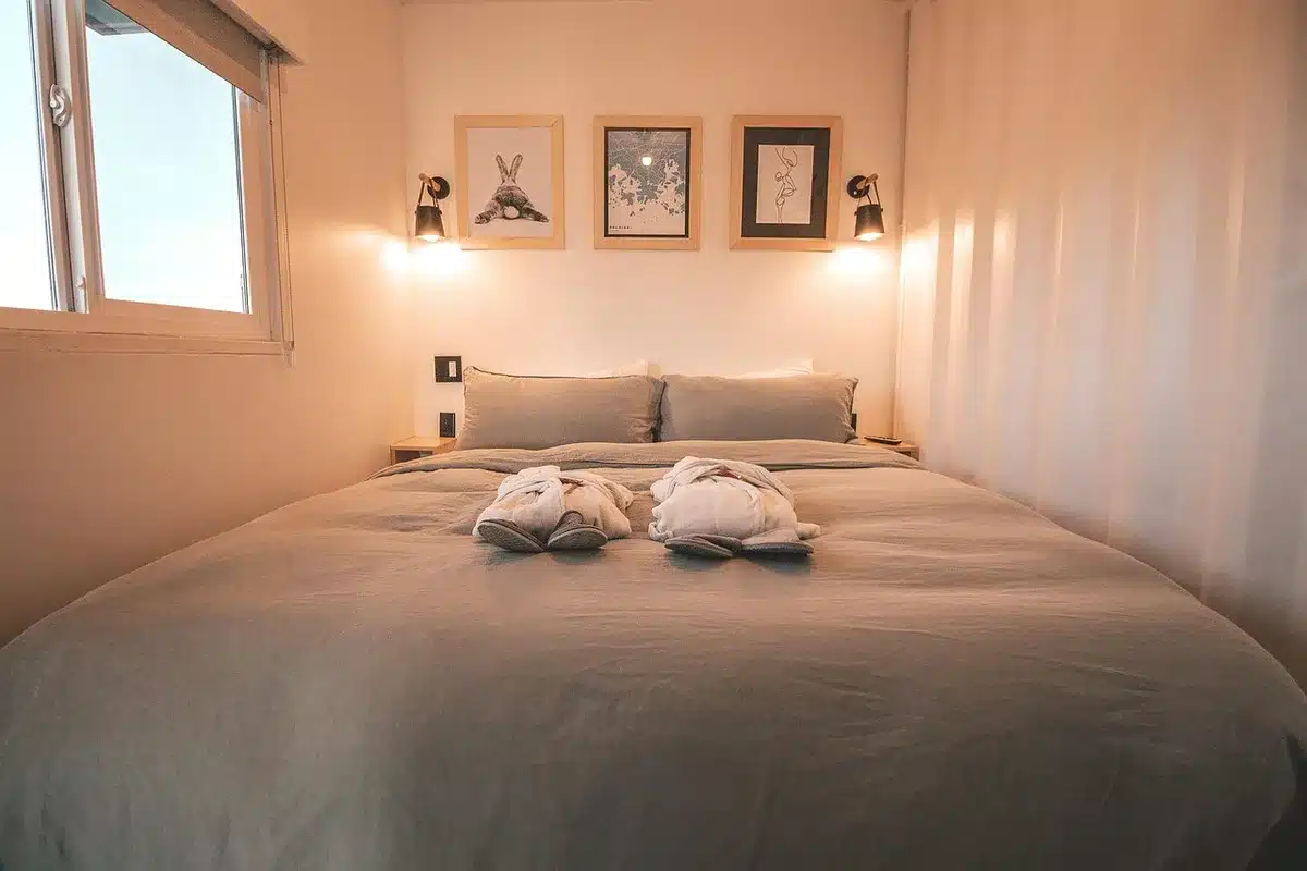 Zimmer in verschiedenen Rosatönen mit Vintage-Möbeln und Plattenspieler