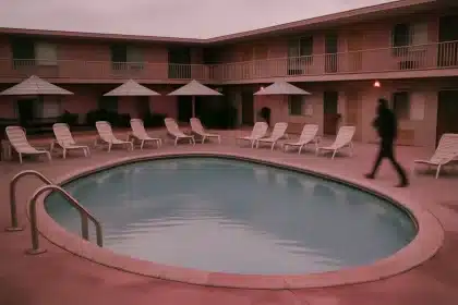 Blick ins Barbie‑Haus in Palm Springs