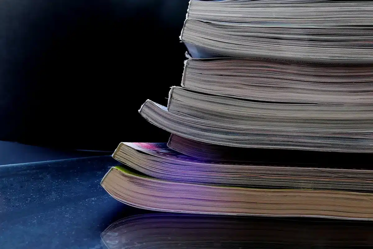 Rechercheunterlagen, Notizen und Aufnahmegerät als Symbol für journalistische Arbeit