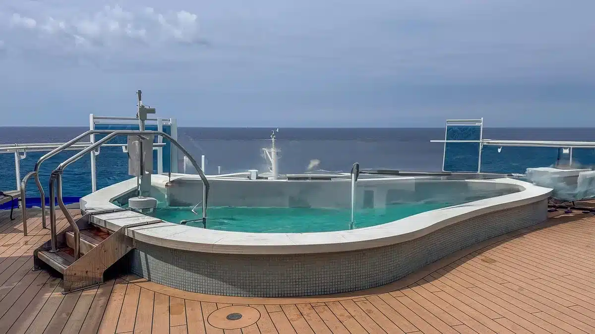 Außenbereich mit Pool, Daybeds und Poolbar auf einem Kreuzfahrtschiff