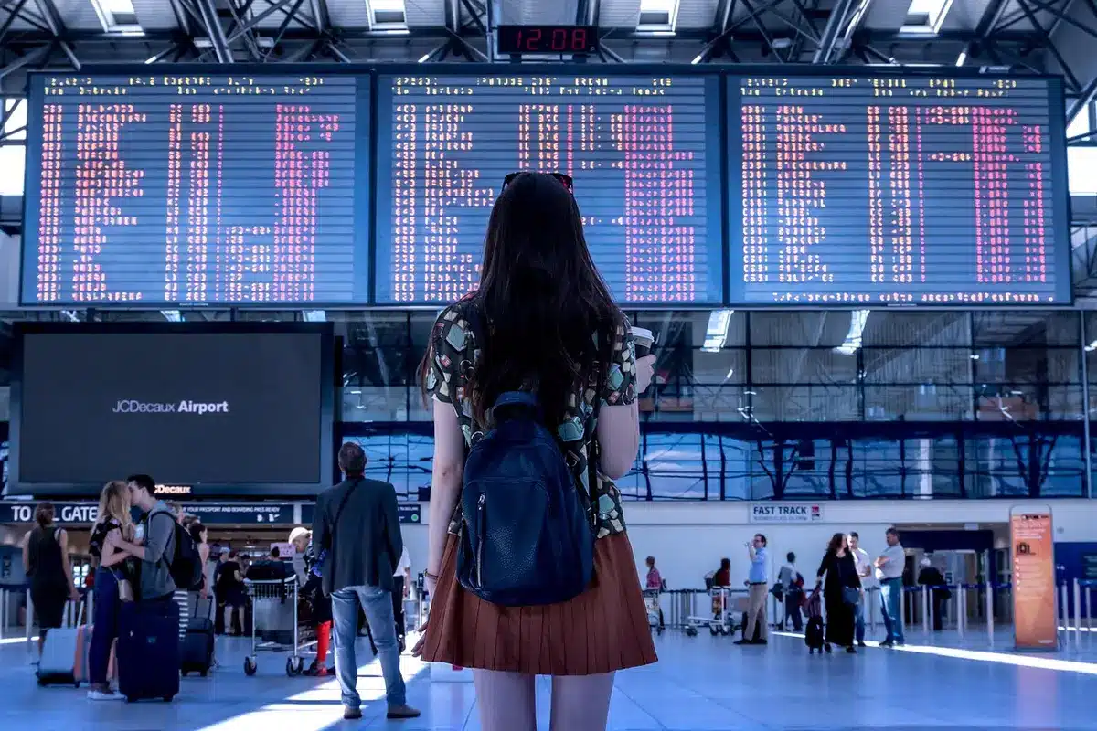 Passagiere stehen am Check‑in‑Schalter im Flughafen