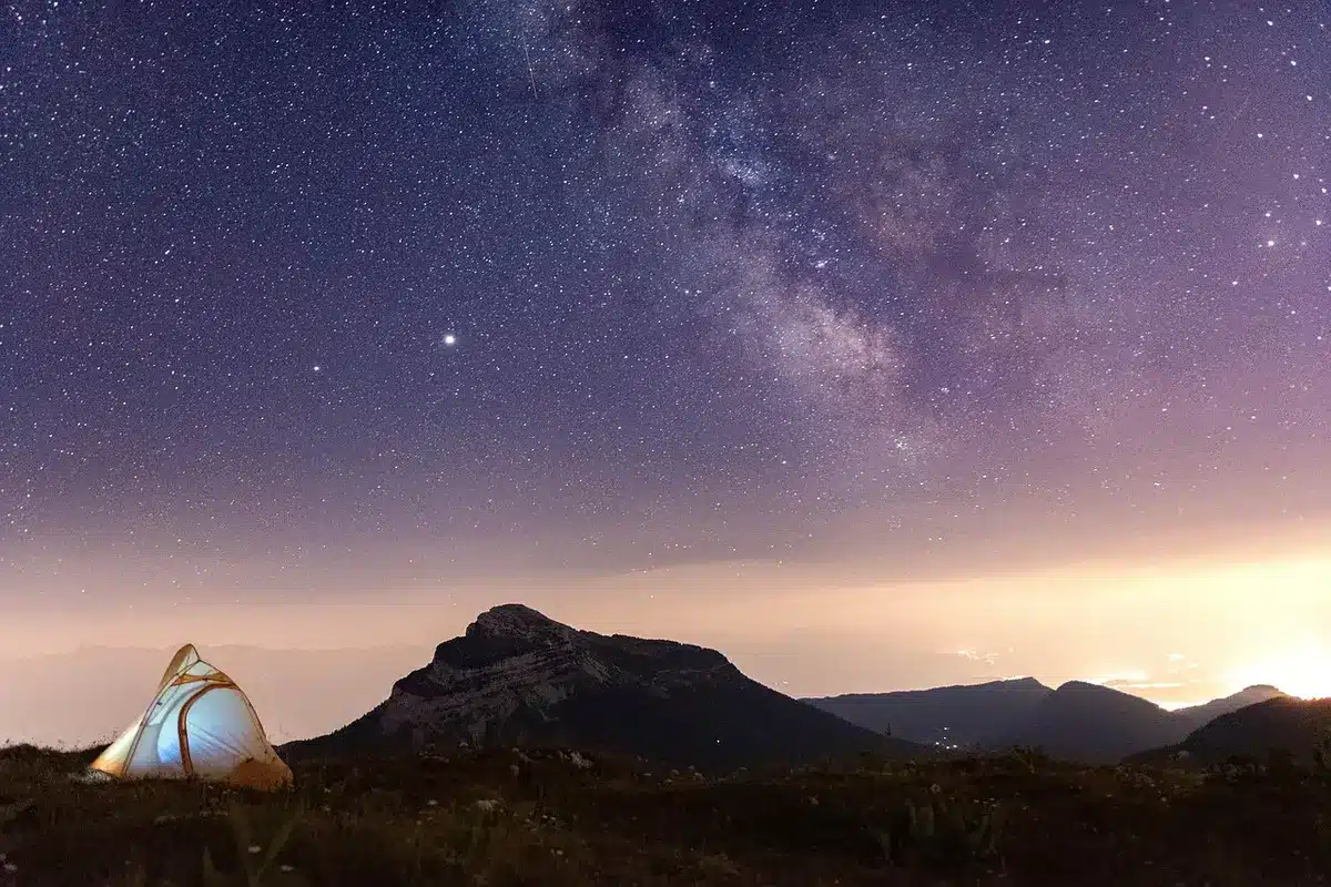 Schild 'Camping verboten' an einem Naturschutzgebiet entlang eines Wanderwegs