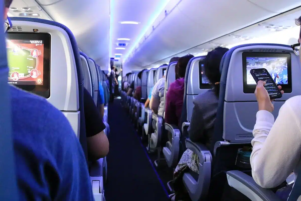 Moderne Flugzeugsitze in Business-Klasse, die sich zu einem Bett ausfahren lassen