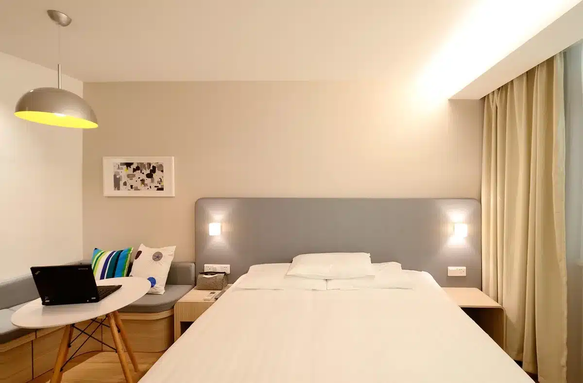 Rezeption eines Hotels mit Preisinformationen und Buchungsbildschirm