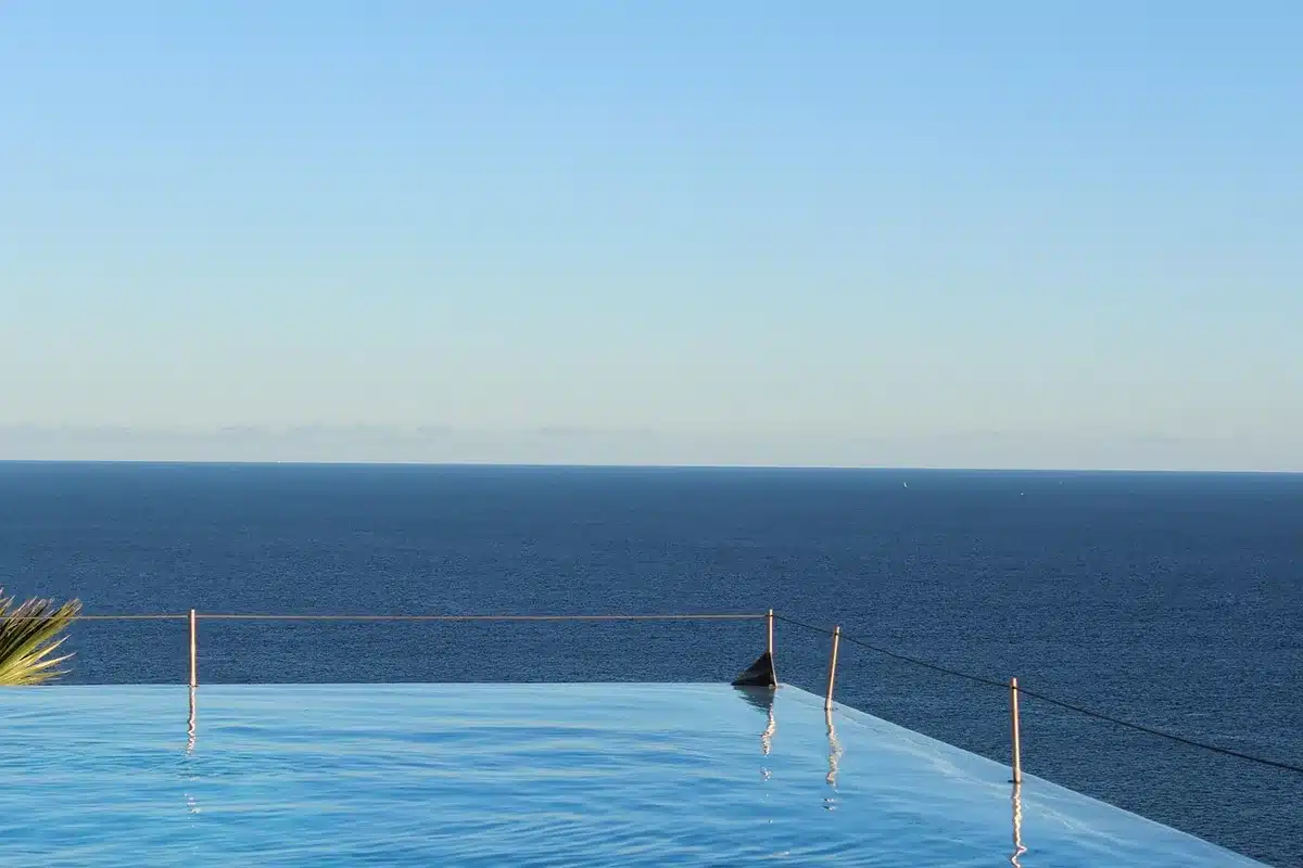 Innenpool und Sauna in einem Hotelwellnessbereich