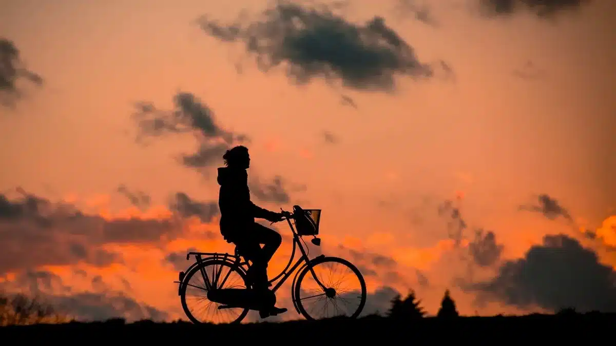 Radfahrer auf einem Küstenweg neben dem Strand