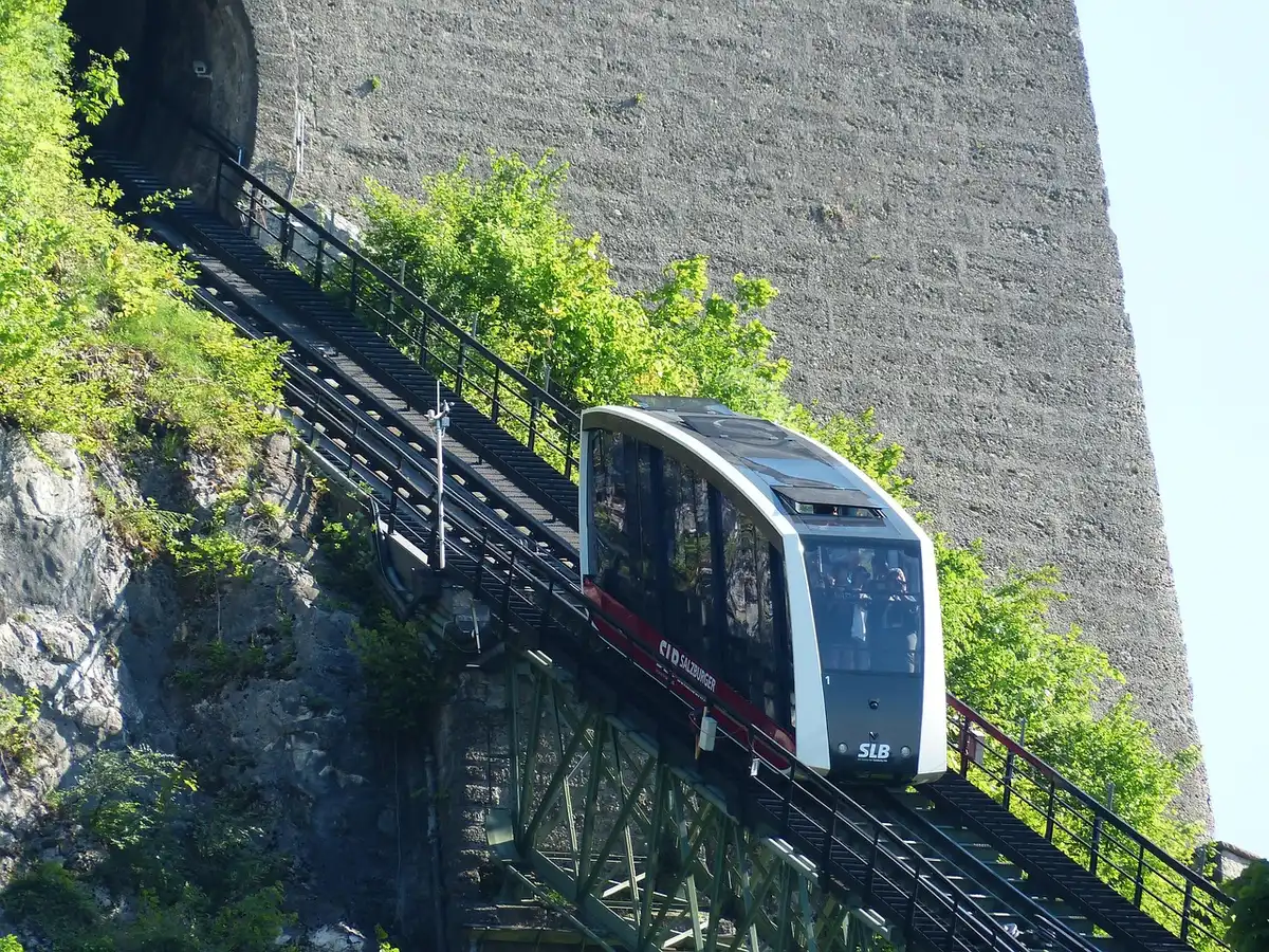 Altes Eisenbahnviadukt in einer engen Schlucht bei Dämmerung