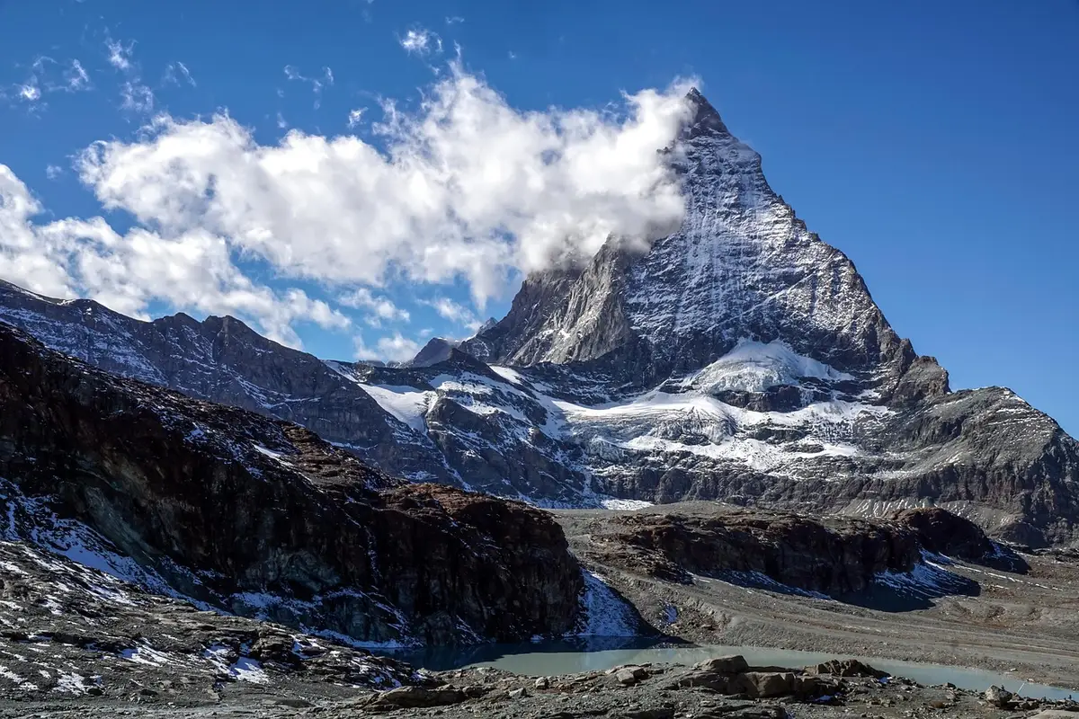 Zermatt Dorf mit Blick auf das Matterhorn und autofreien Stra&szlig;en