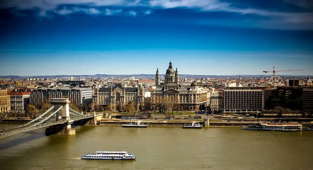 Donauuferpromenade in Budapest im Herbst mit warmen Farben