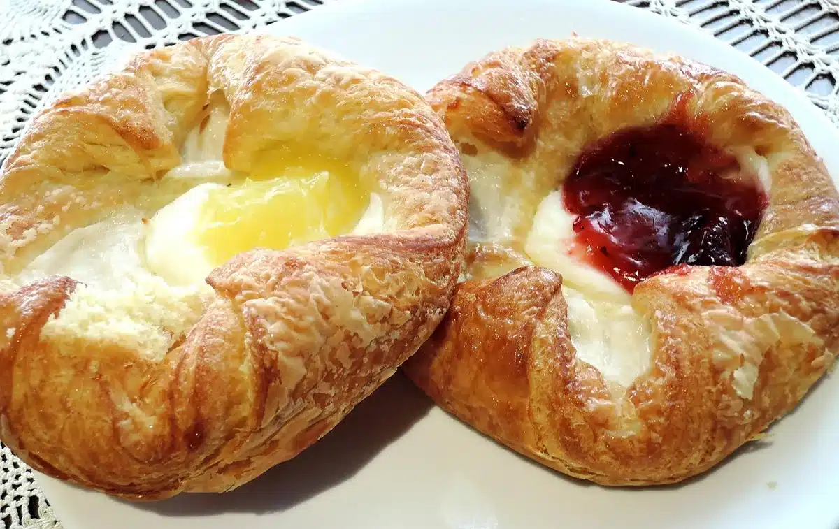 Verschiedene dänische Backwaren: Zimtschnecke, Wienerbrød und Æbleskiver