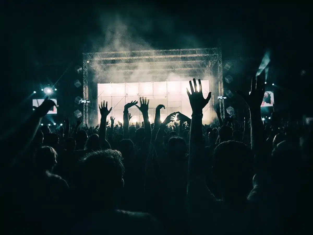 Menschenmenge tanzt und feiert auf einem Musikfestival unter freiem Himmel