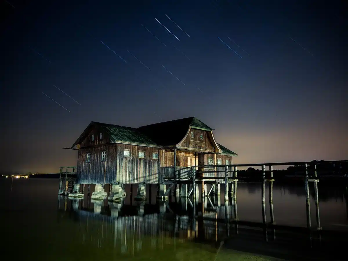 Mobile Glas-Cabins auf einem zugefrorenen See mit Lichtern am Himmel