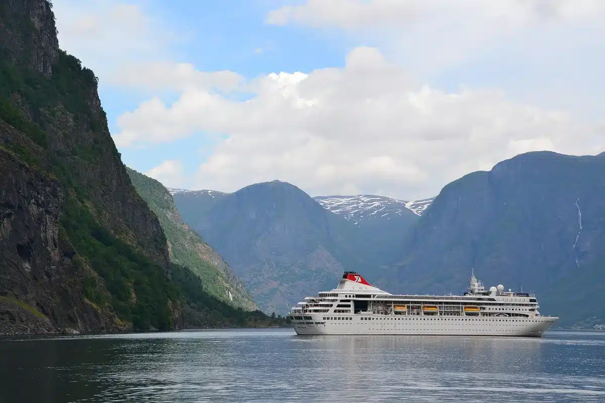 Norwegischer Fjord mit Berglandschaft vom Kreuzfahrtschiff aus