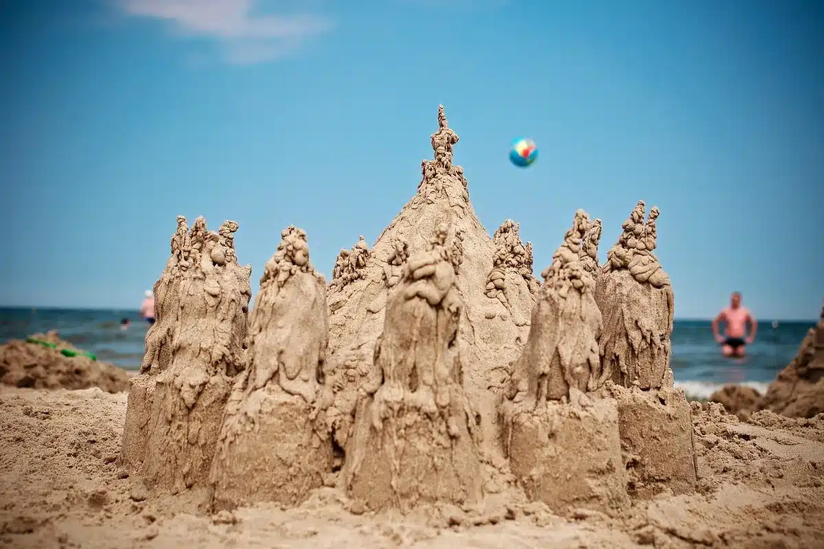 Familie geht am flachen Ufer des Kniepsands spazieren